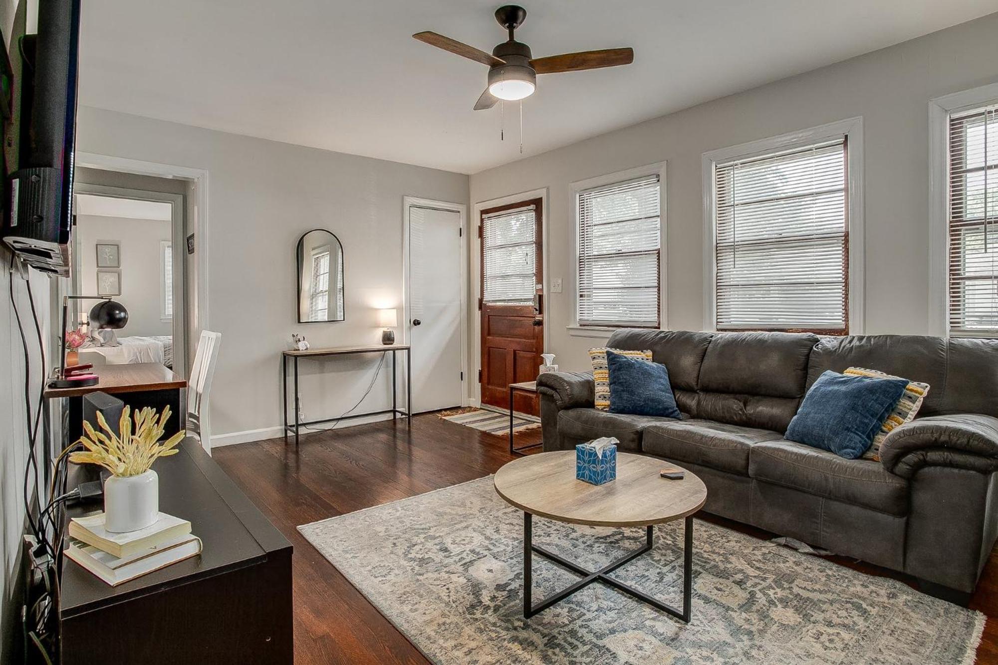 Chic Home With Huge Grassy Yard 7 Mins To Arrowhead Stadium Independence Dış mekan fotoğraf
