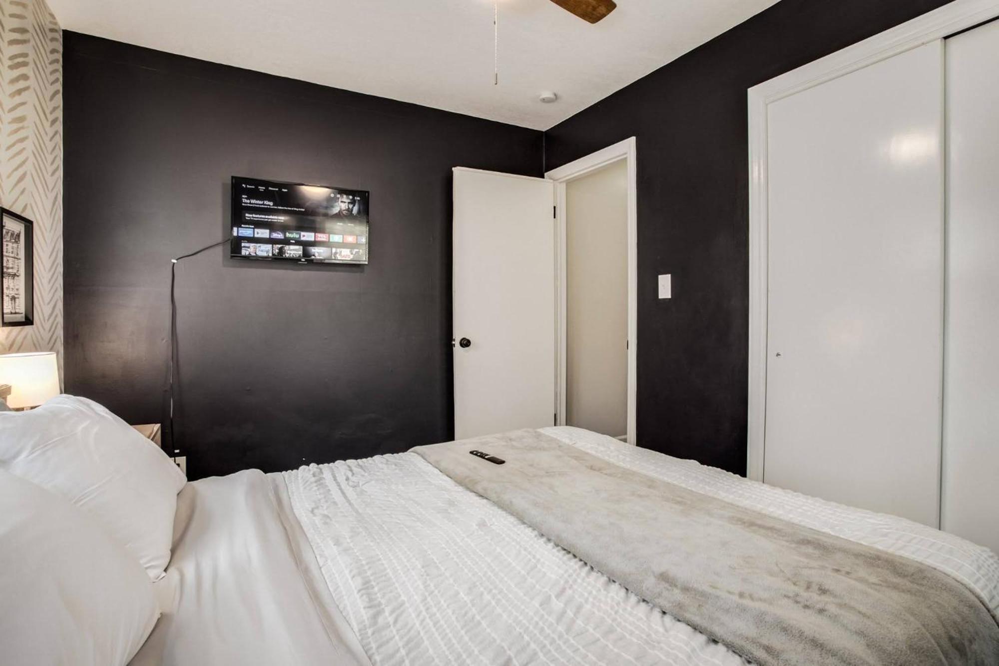 Chic Home With Huge Grassy Yard 7 Mins To Arrowhead Stadium Independence Dış mekan fotoğraf